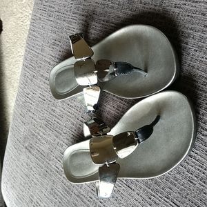 Bandolino flip flops